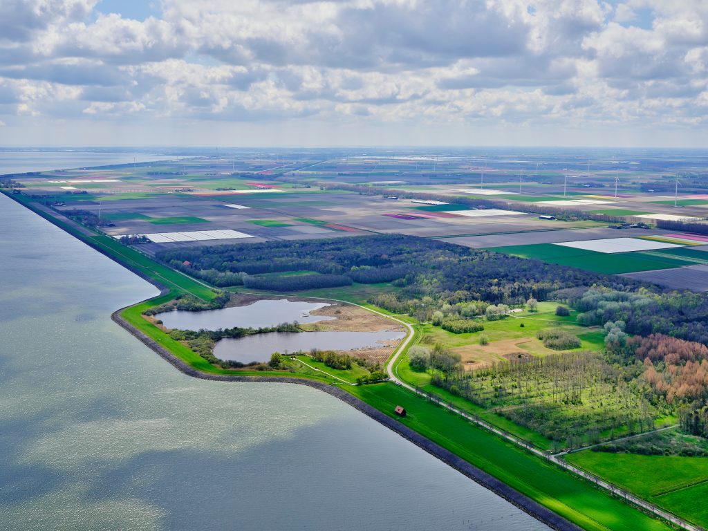 Luchtfoto Wieringermeer dijkmagazijn