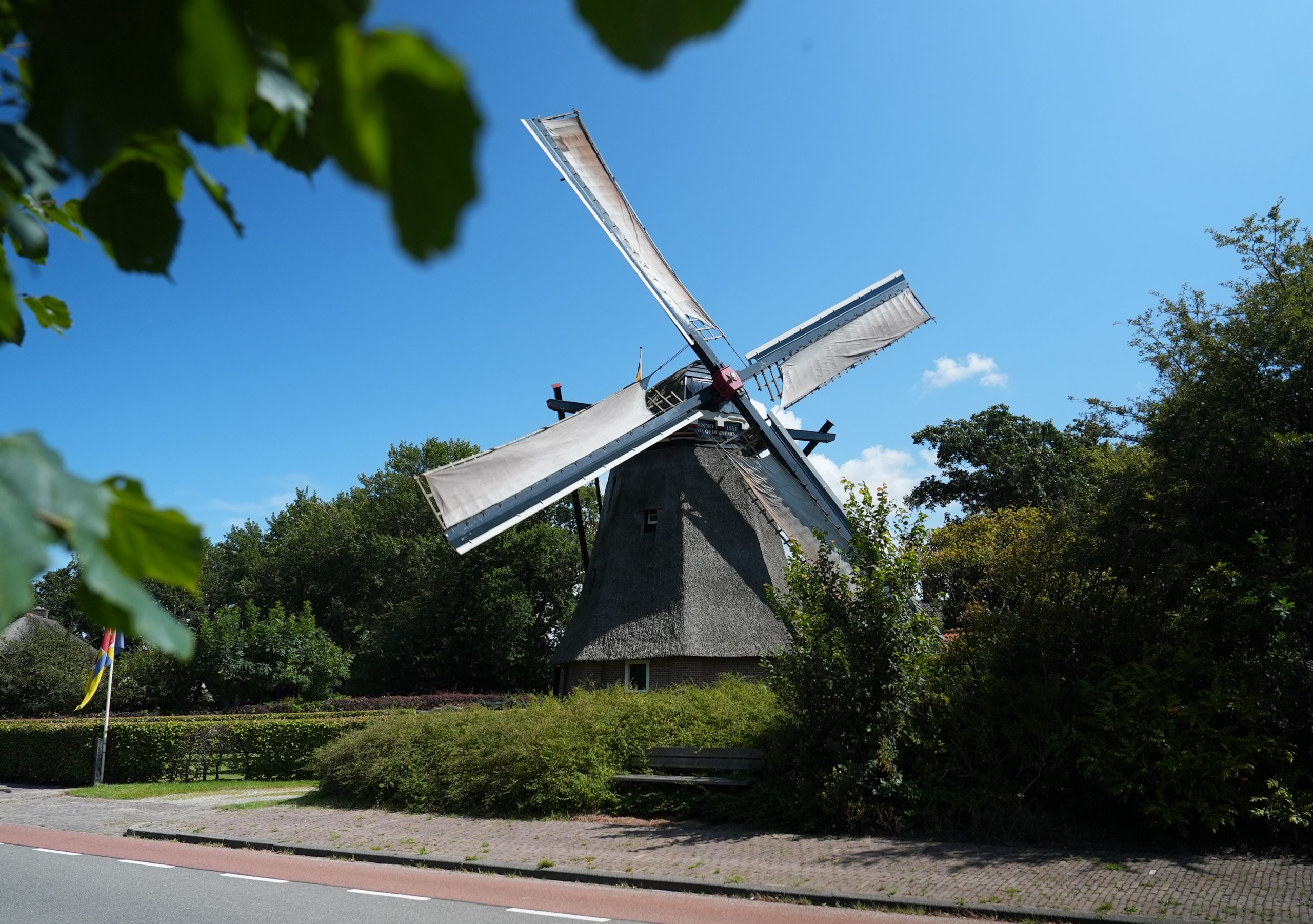 Luchtfoto monument gat in de dijk