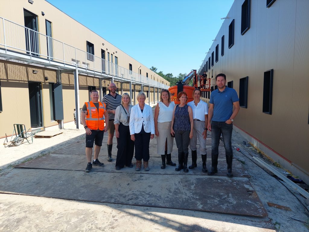 Op de foto ziet u de twee gebouwen op de locatie. Deze foto is gemaakt tijdens het bezoek van wethouders Mark Versteeg en Mary van Gent aan de locatie.