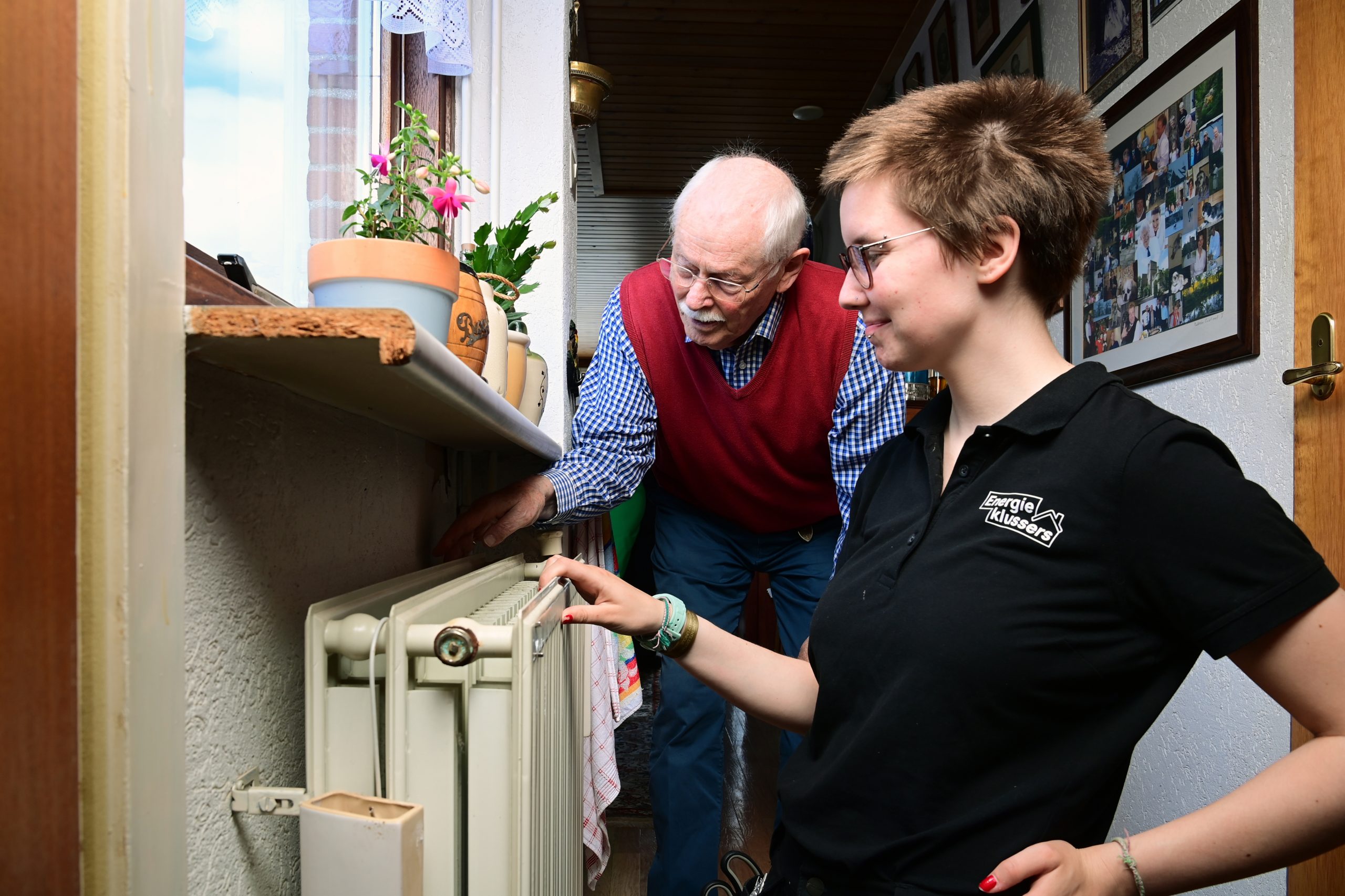 Energieklusser is klaar met radiatorfolie plakken