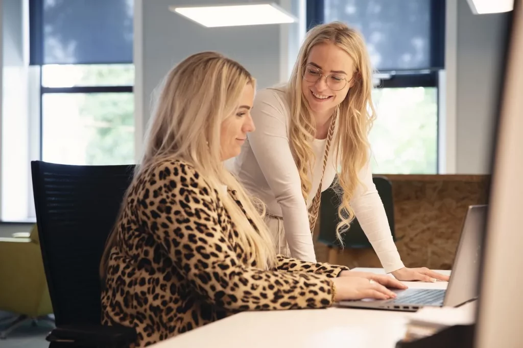 4. Je ondersteunt en helpt je collega's met creatieve oplossingen bij lastige vraagstukken.